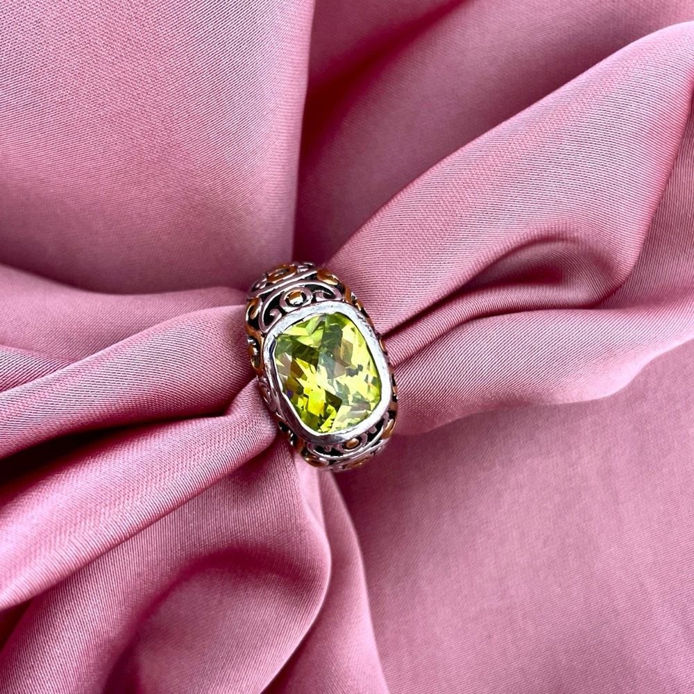 Green Faceted Crystal set in scrolls of silver/gold size 8 1/2 great condition